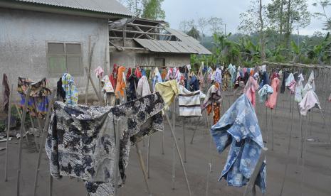 Suasana rumah warga yang terdampak awan panas guguran (APG) erupsi Gunung Semeru di Desa Supiturang, Pronojiwo, Lumajang, Jawa Timur, Minggu (9/1/2022). Sejumlah warga terdampak APG Gunung Semeru setiap harinya mengunjungi rumahnya yang rusak dan sore harinya kembali ke pengungsian. Kepala BNPB Minta Pembangunan Huntara di Kawasan Semeru Dipercepat