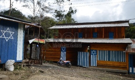  Suasana rumah yang berlambangkan Logo Israel atau Bintang Daud di Daerah Tolikara, Papua, Kamis (23/7).    (Republika/Raisan Al Farisi)