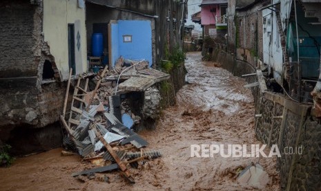 Suasana rumah yang roboh akibat banjir bandang di Kecamatan Jatihandap, Bandung, Jawa Barat, Selasa (20/3).