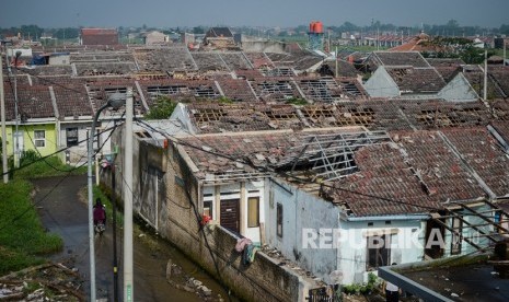 Suasana rumah yang rusak akibat angin puting beliung di Perumahan Rancaekek Permai 2, Kabupaten Bandung, Jawa Barat, Sabtu (12/1/2019). 