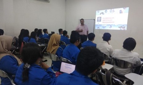 Suasana saat berlangsungnya kegiatan pembekalan sertifikasi programmer yang digelar di Aula UBSI Kampus Kota Pontianak, Kamis (12/11).