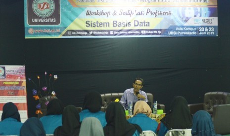 Suasana saat berlangsungnya pembekalan workshop sertifikasi kompetensi sistem basis data, yang diadakan oleh UBSI  Kampus Sukabumi.