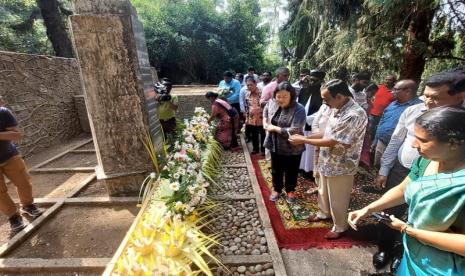 Suasana saat Duta Besar RI untuk Sri Lanka Dewi Gustina Tobing dan Gubernur Provinsi Tengah Sri Lanka, Lalith U. Gamage saat memperingati 50 tahun jatuhnya pesawat jemaah haji Indonesia di Seven Virgin Hill, Maskeliya, Provinsi Tengah, Sri Lanka, Selasa (5/3/2024). 