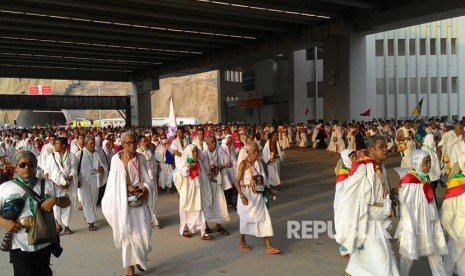  Suasana saat jamaah haji Indonesia akan melontar jumrah Aqabah, Jumat (1/9)