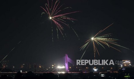 Suasana saat kembang api menghiasi jembatan Pasupati, Bandung, Jawa Barat, Rabu (1/1/2020). Perayaan pesta kembang api di seluruh kota Bandung menandakan pergantian tahun 2019 ke 2020. 