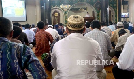 Wamenag, Zainut Tauhid Saadi, meminta umat berbaik sangka dengan pasokan khutbah Kemenang.  Suasana saat khutbah pada sholat Jumat.  (ilustrasi)