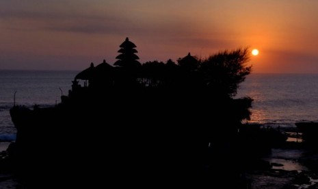 Sunset at Tanah Lot, Tabanan, Bali.