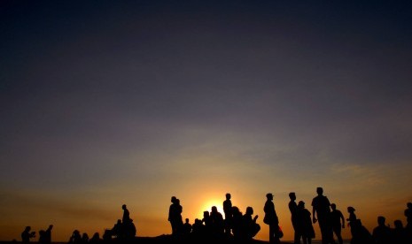 Suasana saat matahari terbenam di kawasan wisata Tanah Lot, Tabanan, Bali, beberapa waktu lalu.