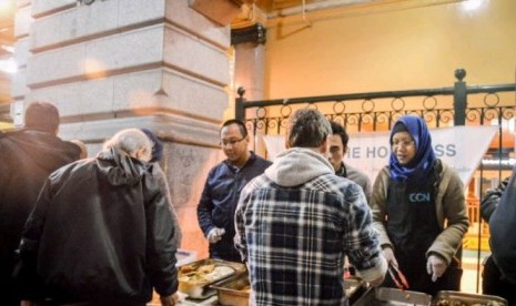 Suasana saat menghidangkan makanan kepada para tunawisma di Melbourne.