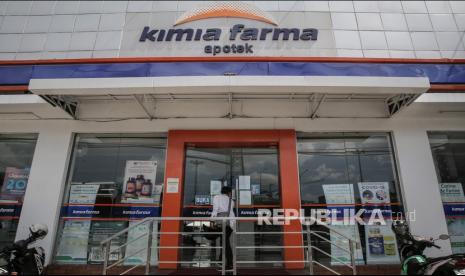 Suasana saat penundaan pelaksanaan vaksinasi individu di Kimia Farma Senen, Jakarta Pusat, Senin (12/7/2021). PT Kimia Farma?(Persero) Tbk memutuskan menunda penyelenggaraan vaksinasi individu atau vaksin COVID-19 berbayar yang rencananya digelar mulai hari ini Senin (12/7) karena besarnya animo dan pertanyaan yang masuk. 