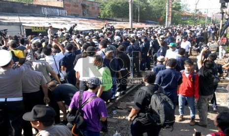  Suasana saat petugas berusaha membongkar kios-kios pedagang di Stasiun UI, Depok, Jawa Barat, Rabu (29/5).  (Republika/Rakhmawaty La'lang)