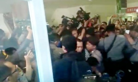 Suasana saat Stya Novanto keluar dari RS Medika Permata Hijau