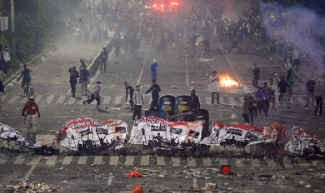 Suasana saat terjadinya bentrokan di depan gedung Bawaslu, Jakarta, Rabu (22/5) malam. Aksi tersebut berlangsung ricuh.