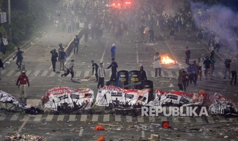 Suasana saat terjadinya bentrokan di depan gedung Bawaslu, Jakarta, Rabu (22/5) malam. Aksi tersebut berlangsung ricuh.