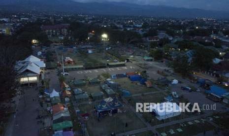 Suasana salah satu kawasan kota yang telah dialiri listrik pascagempa dan tsunami di Palu, Sulawesi Tengah, Rabu (10/10).