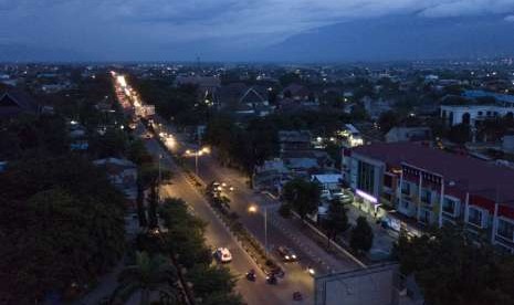 Suasana salah satu kawasan kota yang telah dialiri listrik pascagempa dan tsunami di Palu, Sulawesi Tengah, Rabu (10/10).