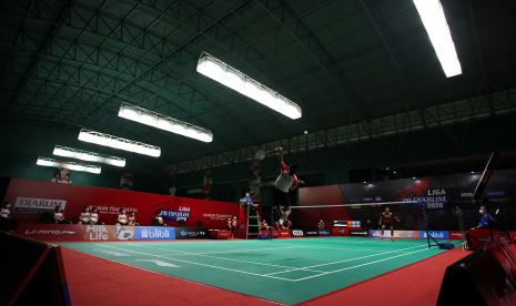 Suasana salah satu pertandingan bulutangkis tunggal putra pada nomor beregu Liga PB Djarum 2020, Selasa (8/12), di GOR Djarum, Jati, Kudus, Jawa Tengah.