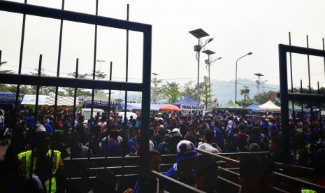 Suasana salah satu pintu masuk Stadion Si Jalak Harupat menjelang laga Persib vs Bali United, Kamis (21/9).