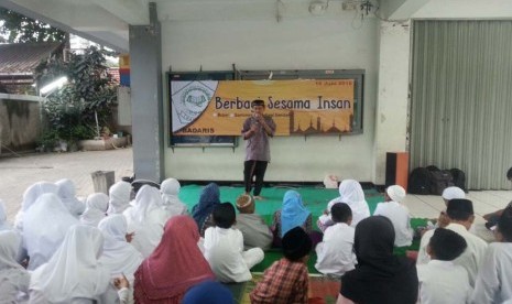 Suasana santunan anak yatim di BSI kampus Fatmawati, Jakarta, Sabtu (18/6/2016).