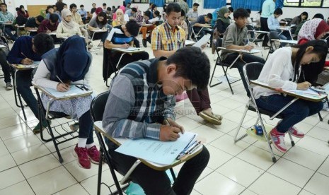    Suasana SBMPTN 2014 di Kampus ITB, Jl Ganeca, Kota Bandung, Selasa (17/6).  (Republika/Edi Yusuf)