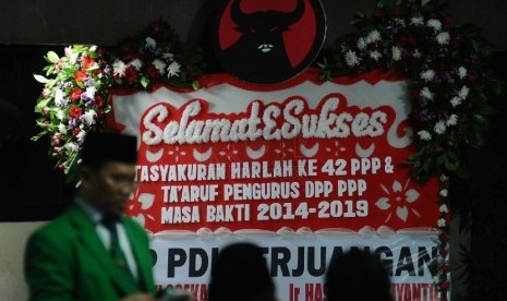 Suasana sebelum dimulainya peringatan Hari Lahir Ke-42 Partai Persatuan Pembangunan (PPP) di Jakarta,Senin (5/1)malam. Tasyakuran juga dilakukan Ta'aruf pengurus DPP PPP masa bakti 2014-2019.