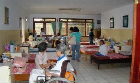 Suasana sebuah panti jompo untuk kakek-nenek yang tidak bisa mandiri