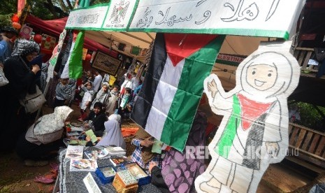 Suasana sebuah stand dari Negara Palestina saat acara Language Fair yang diadakan di Sekolah Alam, Jagakarsa, Jakarta Selatan, Kamis (3/3).  (Republika/Raisan Al Farisi)