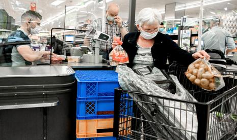 Suasana sebuah super market di Duesseldorf, Jerman, akhir bulan lalu. Jerman berencana membuka seluruh toko besar pada 11 Mei.