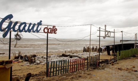 Suasana sejumlah kafe berwarna di pinggir pantai Oesapa yang rusak akibat diterjang gelombang tinggi di pesisir pantai Kota Kupang, NTT, Jumat (25/1/2019). Gelombang tinggi yang terjadi Rabu sejak Rabu (23/1) sampai saat ini telah menghancurkan sejumlah lokasi wisata di kota itu seperti dermaga tempat wisata kuliner serta sejumlah kafe berwarna.