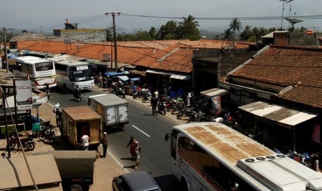 Suasana sejumlah kendaraan memadati ruas jalur lalu lintas di kawasan Pasar Lewo, Jawa Barat, Senin (13/8). Setidaknya terdapat tiga lokasi rawan kepadatan kendaraan bermotor di jalur Bandung-Ciawi-Tasikmalaya. yaitu Gerbang Tol Cileunyi memasuki Jalan Cip