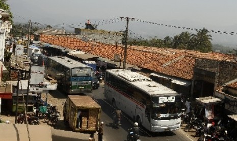 Suasana sejumlah kendaraan memadati ruas jalur lalu lintas di kawasan Pasar Lewo