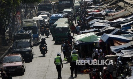 Suasana sejumlah kendaraan memadati ruas jalur lalu lintas di kawasan Pasar Tumpah, Rancaekek, Kab. Bandung, Jabar, Selasa (14/8). Pemudik yang menuju Garut sebaiknya mewaspadai kemacetan di sepanjang Jalan Raya Rancaekek, yang diakibatkan pasar tumpah dan