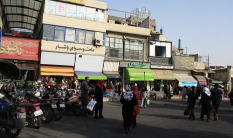 Suasana sekitar Pasar Tajris, salah satu kawasan perbelanjaan di Teheran.