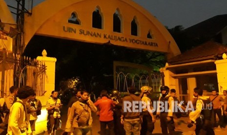 Suasana sekitaran kampus UIN Sunan Kalijaga masih dipenuhi polisi dan warga sekitar, Selasa (1/5) malam.  Sore tadi, massa pendemo yang sebagian besar merupakan mahasiswa terlibat bentrok dengan warga dan polisi