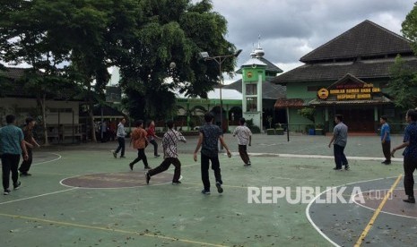 Suasana Sekolah Menangah Pertama (SMP) Negeri 15 Yogyakarta, Jumat (17/11). Sekolah yang lokasinya tak jauh dari Stasiun Lempuyangan Yogyakarta ini telah dua pekan diwarnai kesurupan.