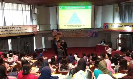 Suasana seminar motivasi yang diadakan pusat bimbel GO di kampus UI Depok, Ahad (25/10).