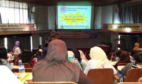 Suasana seminar motivasi yang digelar bimbel GO di kampus UI Depok, Ahad (25/10).