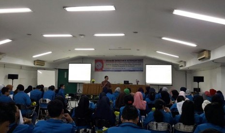 Suasana seminar pembekalan kompetensi tenaga kerja untuk mahasiswa Prodi Manajemen Perpajakan (MP) AMK BSI Jakarta.    