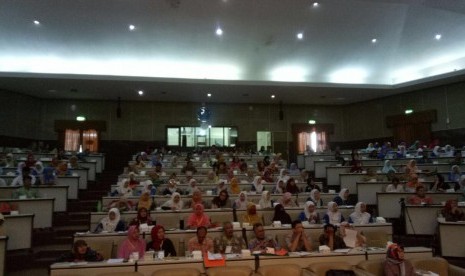 Suasana seminar sosialisasi pendidikan keluarga bagi masyarakat dengan tema “Pengasuhan Positif di Era Globalisasi”, Selasa (29/8).