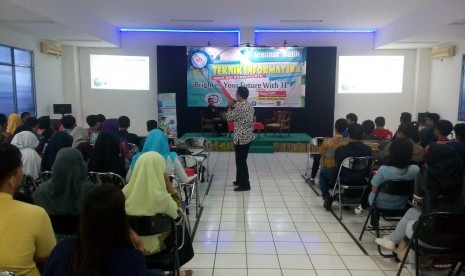 Suasana seminar teknologi informasi di Aula kampus AMIK BSI Purwokerto.