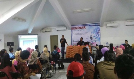 Suasana seminar tentang cloud computing  yang digelar di kampus BSI Fatmawati, Jakarta Selatan, Jumat (1/4).