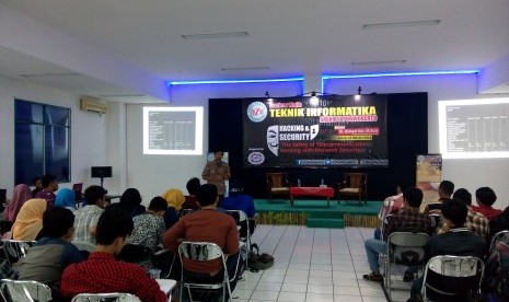 Suasana seminar 'The Safety of Communication Hacking with Network Security' yang digelar oleh BSI Purwokerto.