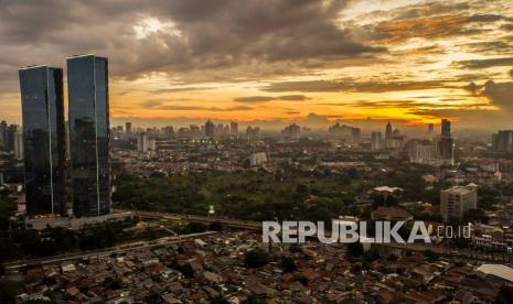 Suasana senja di Jakarta. Pemprov DKI memetakan lokasi perayaan tahun baru untuk mengurai kerumunan.