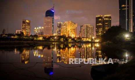 Suasana senja terakhir tahun 2021 di Jakarta, Jumat (31/12/2021). Pemerintah member lakukan hari bebas kendaraan pada pengunjung tahun 2023.