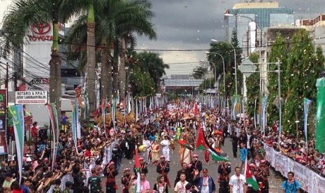 Suasana Sepanjang jalan saat Parade Asia Afrika 2015 di Bandung, Sabtu (25/4).