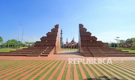 Alun-alun Kota Cirebon, Jawa Barat, Senin (5/7/2021). Di tengah pandemi Covid-19 yang masih belum berakhir, perekonomian di Kota Cirebon mulai menggeliat.