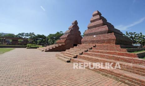 Suasana sepi alun-alun Kota Cirebon, Jawa Barat, Senin (5/7/2021). Pemkot Cirebon menutup sementara sejumlah objek wisata, alun-alun dan tempat ibadah selama Pemberlakuan Pembatasan Kegiatan Masyarakat (PPKM) Darurat tanggal 3-20 Juli untuk mengurangi angka penularan COVID-19. 