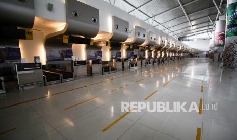 Suasana sepi chek in keberangkatan Terminal 2 Bandara Internasional Juanda Surabaya di Sidoarjo, Jawa Timur. PT Angkasa Pura (AP) I (Persero) memastikan saat ini tengah mengkoordinasikan penerbangan umrah dari Bandara Juanda, Surabaya. Pemerintah memastikan akan membuka pintu penerbangan internasional di Bandara Juanda untuk semua keperluan, termasuk umrah. 