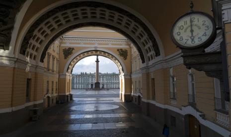 Suasana sepi Palace Square tampak dari bangunan di St Petersbug, Rusia, (24/4). Rusia juga merupakan salah satu negara yang sedang melawan Covid-19.