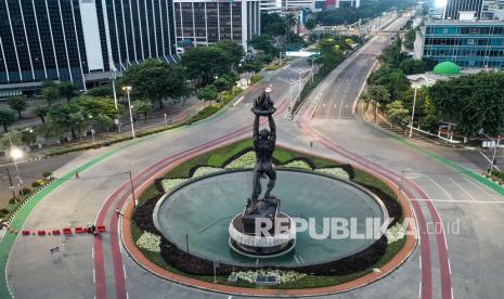 Suasana sepinya lalu lintas di kawasan Bundaran Senayan, Jakarta, Ahad (4/7/2021). Pada hari kedua penerapan Pemberlakuan Pembatasan Kegiatan Masyarakat (PPKM) Darurat suasana lalu lintas jalur protokol di Ibu kota terpantau sepi. 